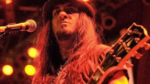 Wayne Swinny, Saliva